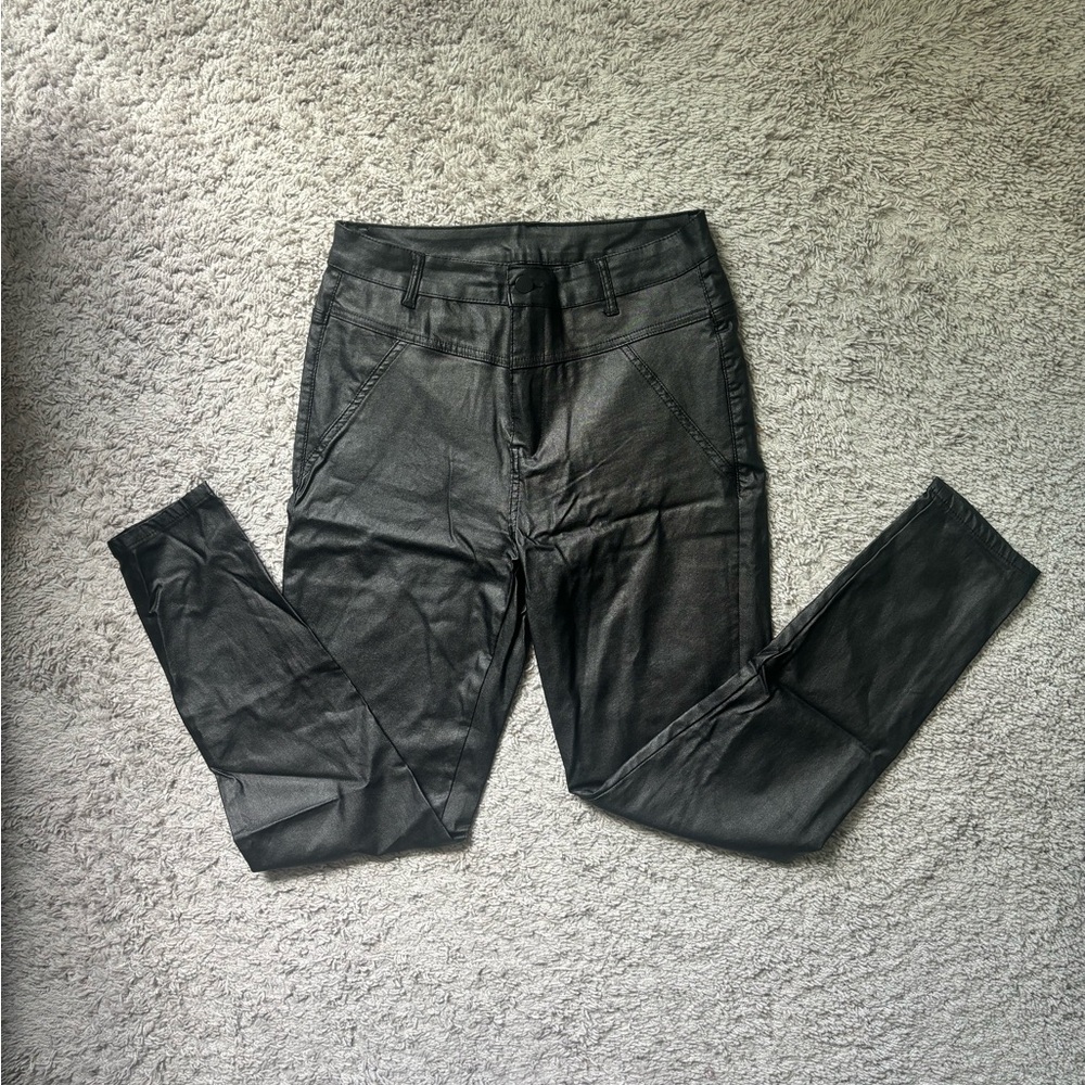 Womans black leather skinny pants